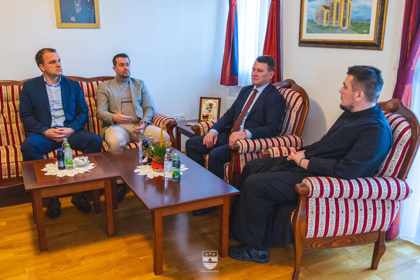 Ministar finansija Unsko-sanskog kantona, Danko Jakšić sa kolegama Denisom Osmankićem i Esadom Bašagićem, povodom Božića, posjetio je danas paroha bihaćkog, Slavišu Milinovića. Ova posjeta simbolizuje izražavanje zajedničke podrške i solidarnosti te potvrdu nastojanja Vlade Unsko-sanskog kantona da pruža podršku svim vjerskim zajednicama. Ministar Danko Jakšić tom prilikom uputio je čestitke parohu Milinoviću, kao i svim […]
