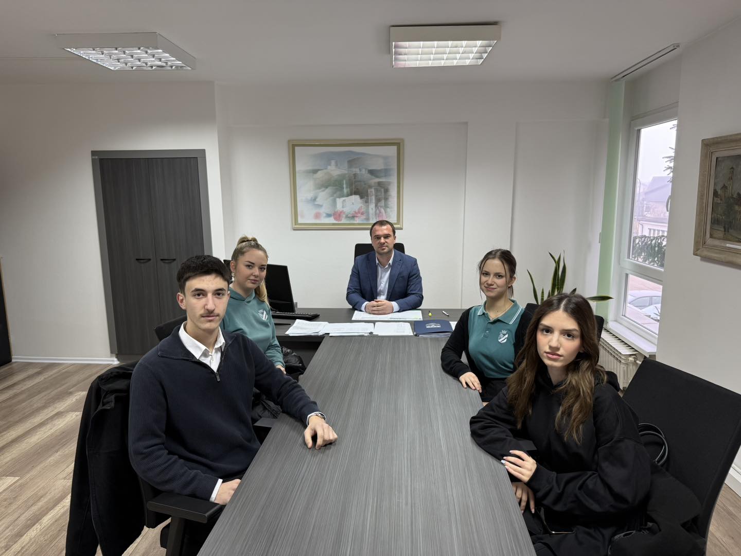 Ministar finansija Unsko-sanskog kantona, Danko Jakšić, ugostio je danas učenike 3b razreda Richmond Park College Bihać – Hanu Halilagić, Ajnu Zećiri, Davuda Štulanovića i Saru Ćordić. Posjeta je organizovana u sklopu projekta “Ja građanin”, u okviru kojeg učenici istražuju modalitete za subvencioniranje roditelja čija su djeca primorana pohađati privatne vrtiće zbog nedovoljnih kapaciteta javnih predškolskih […]