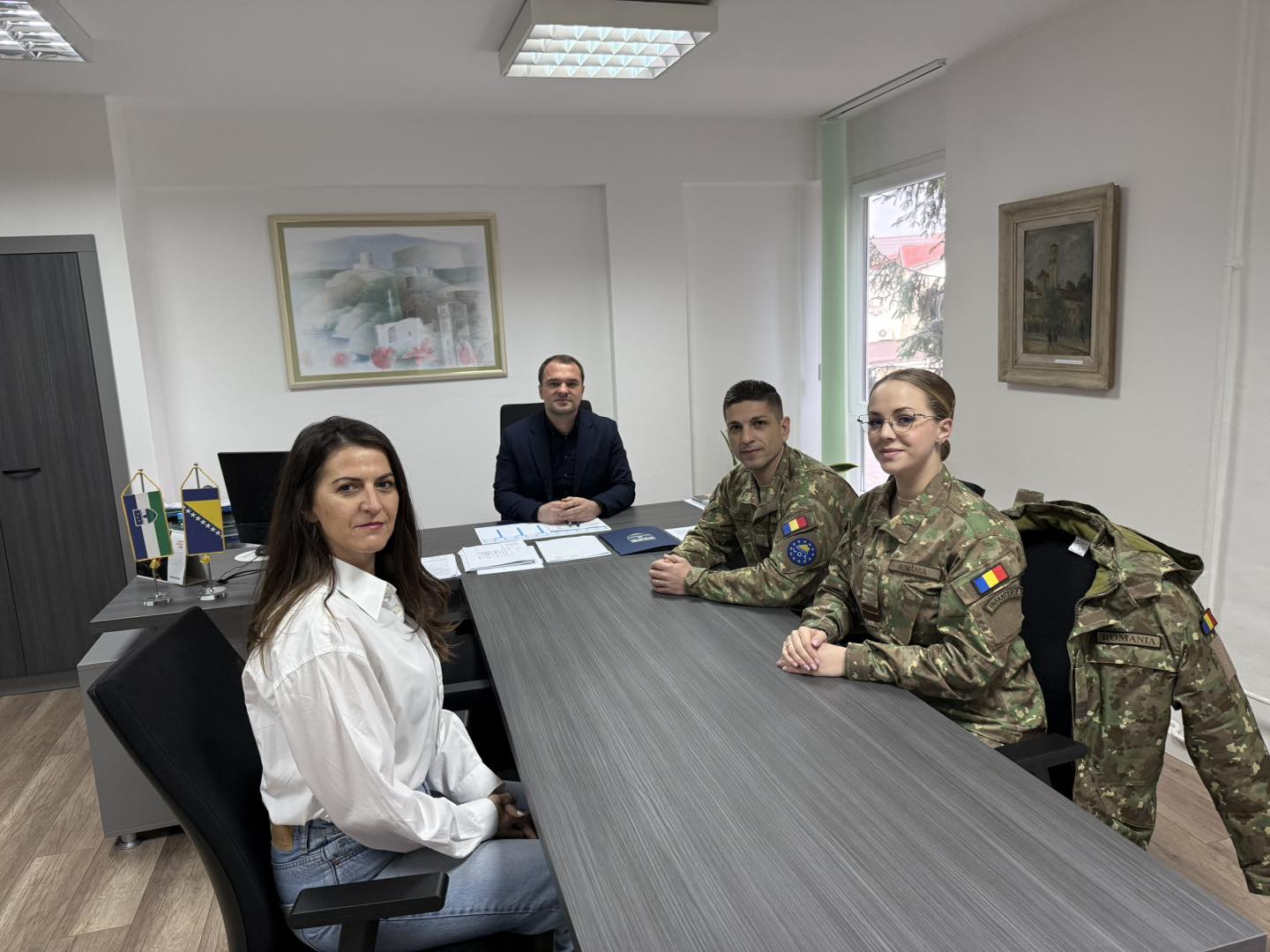 Delegacija EUFOR-a iz LOT tima Bihać posjetila je ministra finansija Unsko-sanskog kantona Danka Jakšića, povodom zamjene timova u okviru misije EUFOR-a. Ministar Jakšić je u razgovoru s novim timom EUFOR-a izložio stanje u Unsko-sanskom kantonu, posebno naglasivši trenutnu ekonomsku situaciju, izazove s kojima se suočava kanton, te napore u pravcu stabilizacije i razvoja ovog kantona. […]