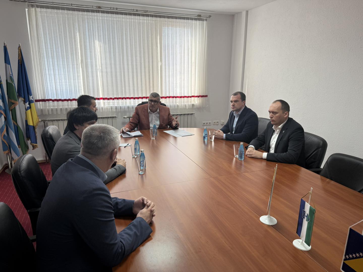 Ministar finansija Unsko-sanskog kantona Danko Jakšić, zajedno s ministrom privrede Arminom Kardaševićem, ministrom građenja Almirom Imširovićem i ministrom obrazovanja, nauke, kulture i sporta Denisom Osmankićem, boravio je danas u službenoj posjeti Općini Velika Kladuša, gdje su se sastali s načelnikom Borisom Horvatom. Tema sastanka bile su buduće investicije i razvojni planovi Općine Velika Kladuša, kao […]