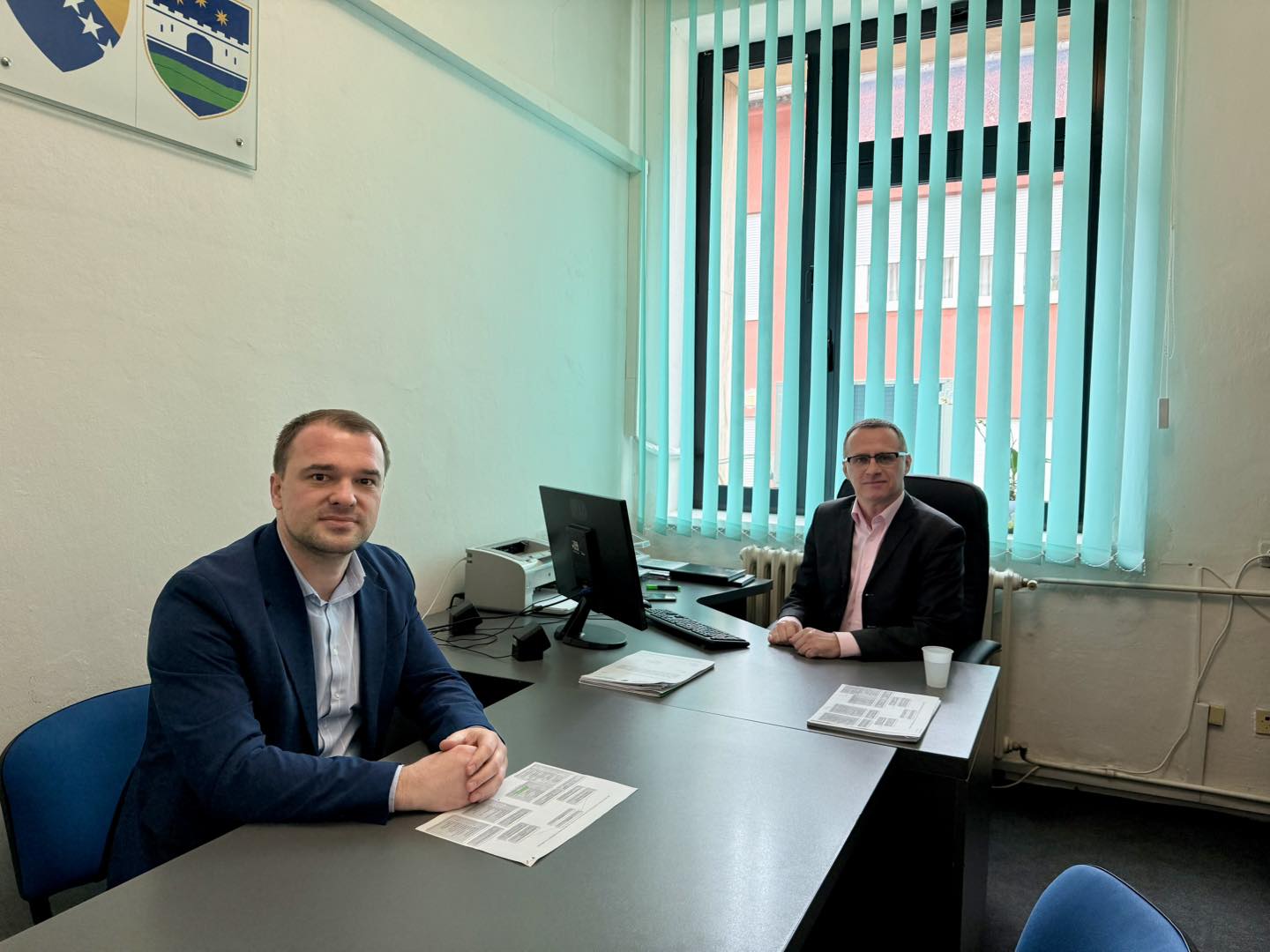 Ministar finansija Unsko-sanskog kantona Danko Jakšić posjetio je danas Kantonalni zavod za prostorno uređenje i planiranje, gdje je održao sastanak s direktorom Zavoda Amelom Alagićem. Tema sastanka bila je analiza dosadašnjeg rada Zavoda, budući planovi, kao i njegovo kadrovsko i tehničko opremanje. Ministar Jakšić izrazio je zadovoljstvo što je Zavod stavljen u funkciju u okviru […]