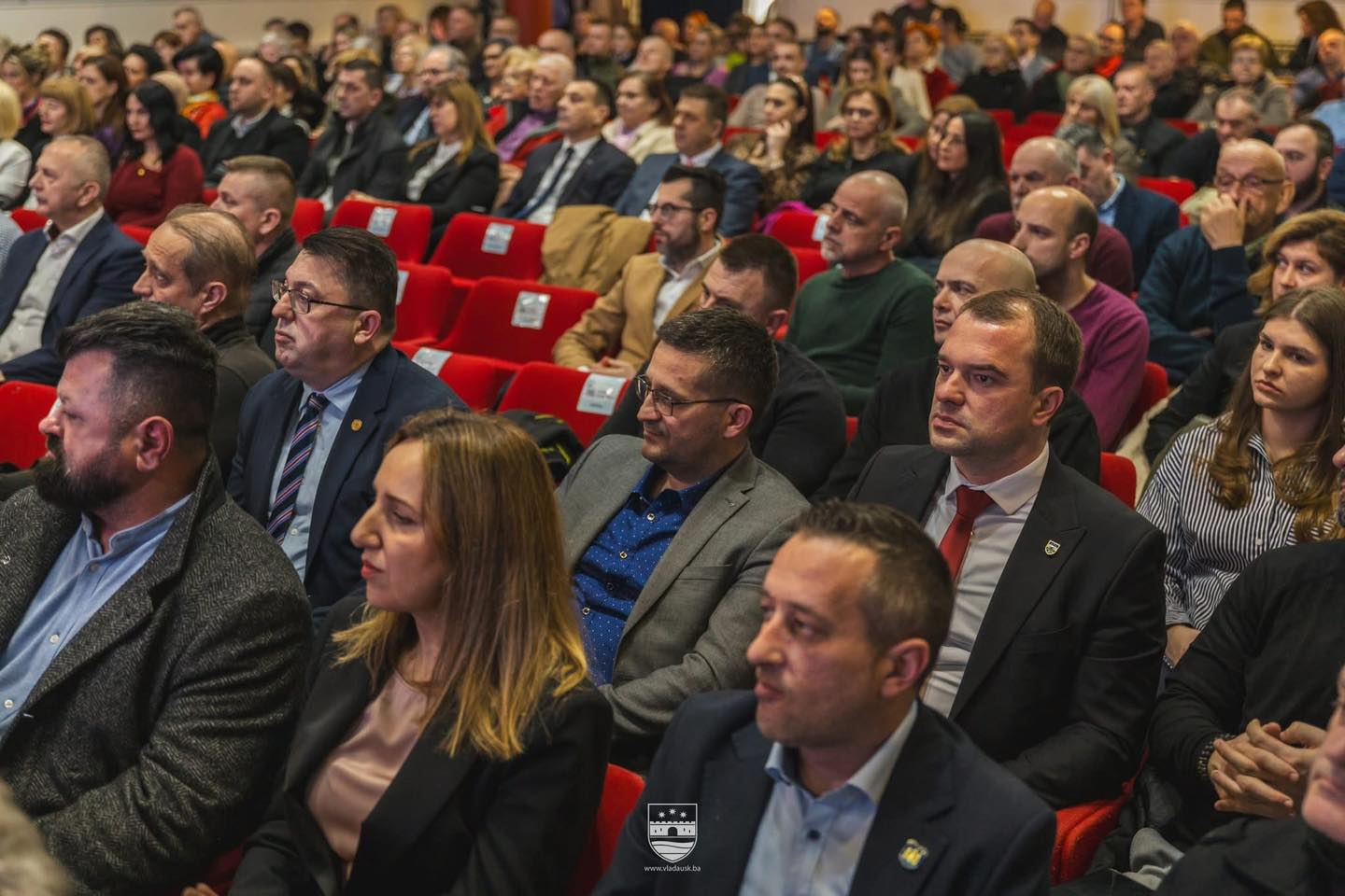 Danas je u Bihaću održana svečana sjednica povodom Dana grada, na kojoj su prisustvovali brojni zvaničnici, predstavnici javnog i političkog života, kao i građani Bihaća. Sjednici je prisustvovao i ministar finansija Unsko-sanskog kantona, Danko Jakšić. Posebno priznanje na današnjoj svečanosti dodijeljeno je istaknutom glumcu Radi Šerbedžiji, koji je proglašen počasnim građaninom Bihaća. Ovo priznanje dodijeljeno […]