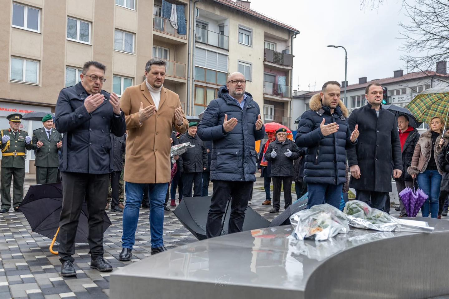 Unsko-sanski kanton dostojanstveno obilježava Dan nezavisnosti Bosne i Hercegovine. Delegacije Vlade Unsko-sanskog kantona odala je počast braniteljima BiH i položila cvijeće na spomen obilježja na Humcima, Katoličkom groblju, Partizanskom groblju i na mezaru dr. Irfana Ljubijankića, ministra vanjskih poslova BiH. Domovino, dok je Krajine biće Bosne i Hercegovine, poručili su predstavnici USK čestitajući Dan nezavisnosti.