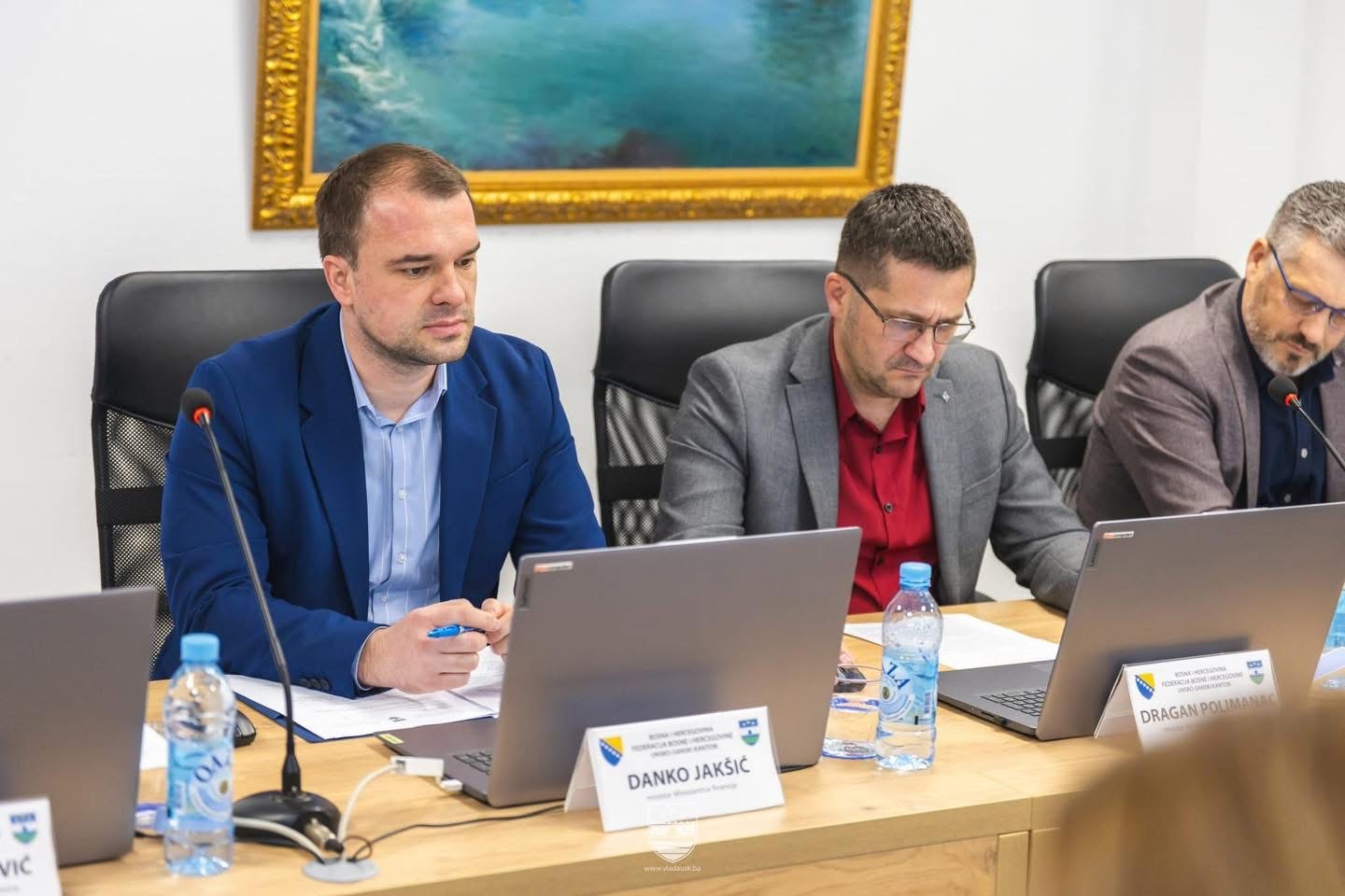 Vlada Unsko-sanakog kantona na danas održanoj 14. sjednici usvojila je godišnje planove rada Kantonalne uprave za šumarstvo i Poljoprivrednog zavoda. Usvojeni su izvještaji o radu za 2024. godinu: Kantonalne uprave civilne zaštite; Kantonalnog zavoda za pružanje besplatne pravne pomoći; Kantonalnog zavoda za prostorno uređenje i planiranje; Kantonalne uprave za inspekcijske poslove; Ureda za borbu protiv […]