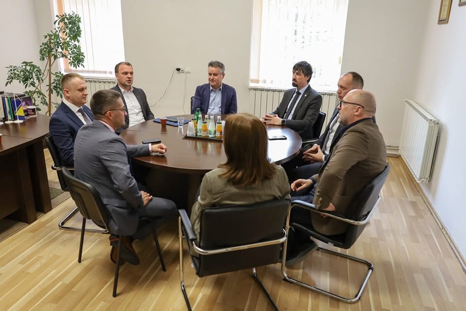 Vlada Unsko-sanskog kantona boravila je u službenoj posjeti općini Ključ, gdje je održana i redovna sjednica Vlade. Tokom posjete, premijer i ministri razgovarali su sa načelnikom i predstavnicima lokalne vlasti o ključnim razvojnim projektima, potrebama građana te planovima za dalju saradnju između kantonalnog i općinskog nivoa vlasti. Sjednica Vlade, održana u prostorijama općine Ključ, fokusirana […]