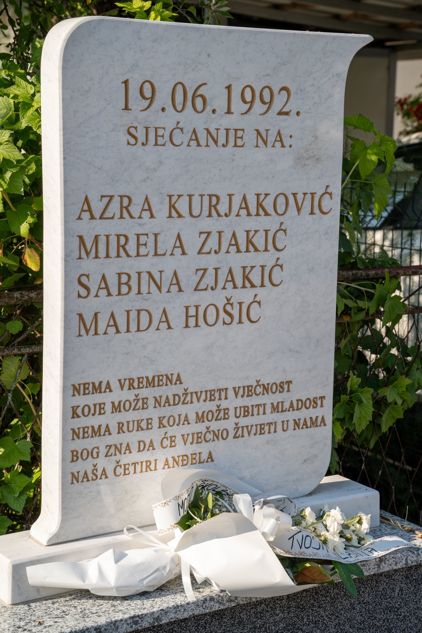 U organizaciji Gradske organizacije SDP Bihać, danas je u Midžića mahali obilježena 33. godišnjica stradanja civilnih žrtava rata. Na ovom mjestu, koje Bihać nikada ne zaboravlja, položeno je cvijeće u znak sjećanja na djevojčice 𝐀𝐳𝐫𝐮 𝐊𝐮𝐫𝐣𝐚𝐤𝐨𝐯𝐢𝐜́, 𝐌𝐢𝐫𝐞𝐥𝐮 𝐙𝐣𝐚𝐤𝐢𝐜́, 𝐒𝐚𝐛𝐢𝐧𝐮 𝐙𝐣𝐚𝐤𝐢𝐜́ 𝐢 𝐌𝐚𝐢𝐝𝐮 𝐇𝐨𝐬̌𝐢𝐜́, koje su u junu 1992. godine tragično izgubile život. Okupljeni su se […]