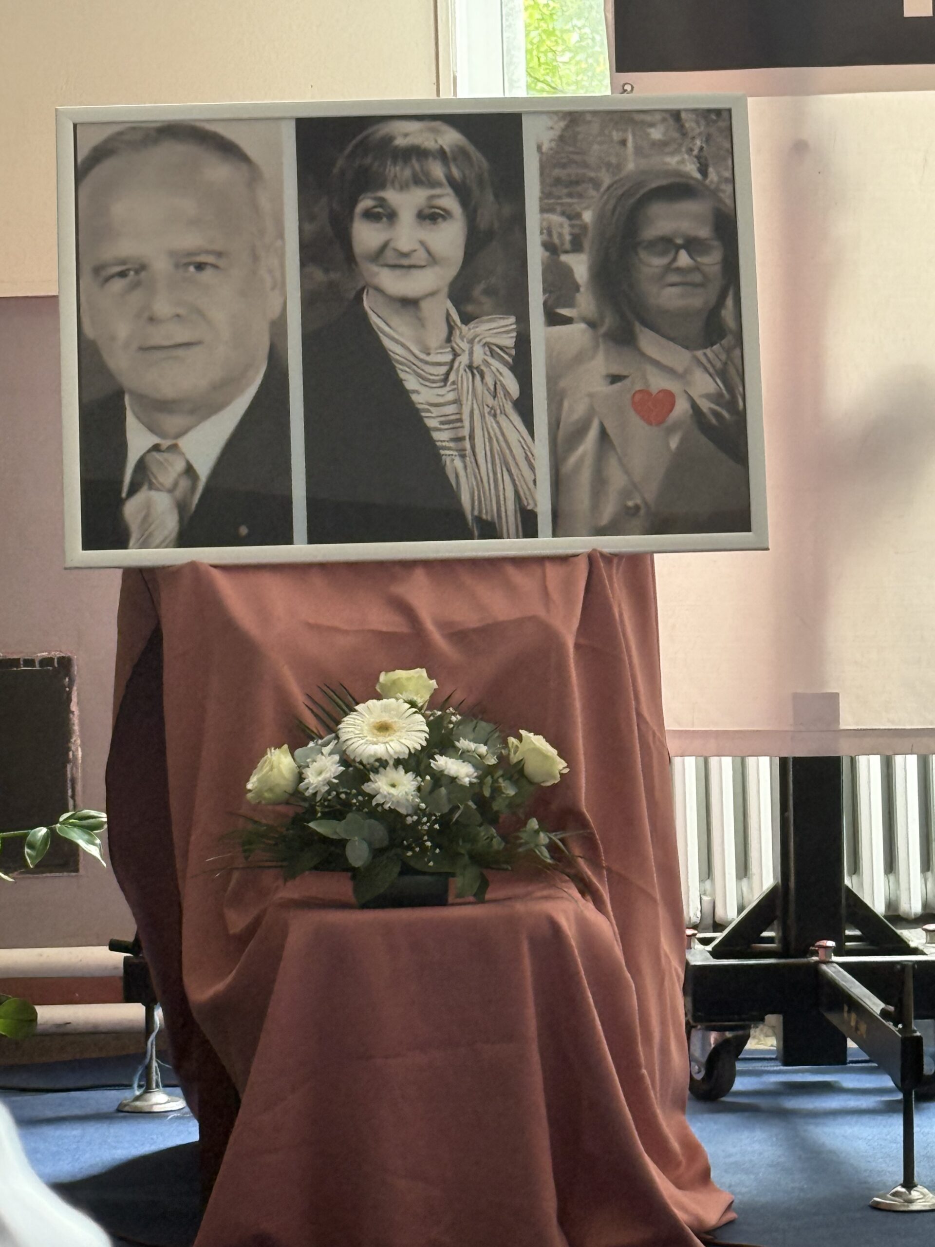 U Gimnaziji Sanski Most danas je obilježena godišnjica tragičnog događaja u kojem su živote izgubili direktor škole 𝐍𝐢𝐣𝐚𝐳 𝐇𝐚𝐥𝐢𝐥𝐨𝐯𝐢𝐜́, profesorica engleskog jezika 𝐆𝐨𝐫𝐝𝐚𝐧𝐚 𝐌𝐢𝐝𝐳̌𝐚𝐧 i sekretar škole 𝐍𝐢𝐬𝐯𝐞𝐭𝐚 𝐊𝐥𝐣𝐮𝐧𝐢𝐜́, koji su ubijeni od strane domara škole. Tim povodom, u prostorijama Gimnazije postavljena je spomen-ploča kao trajno sjećanje na nevine žrtve i kao opomena da se […]