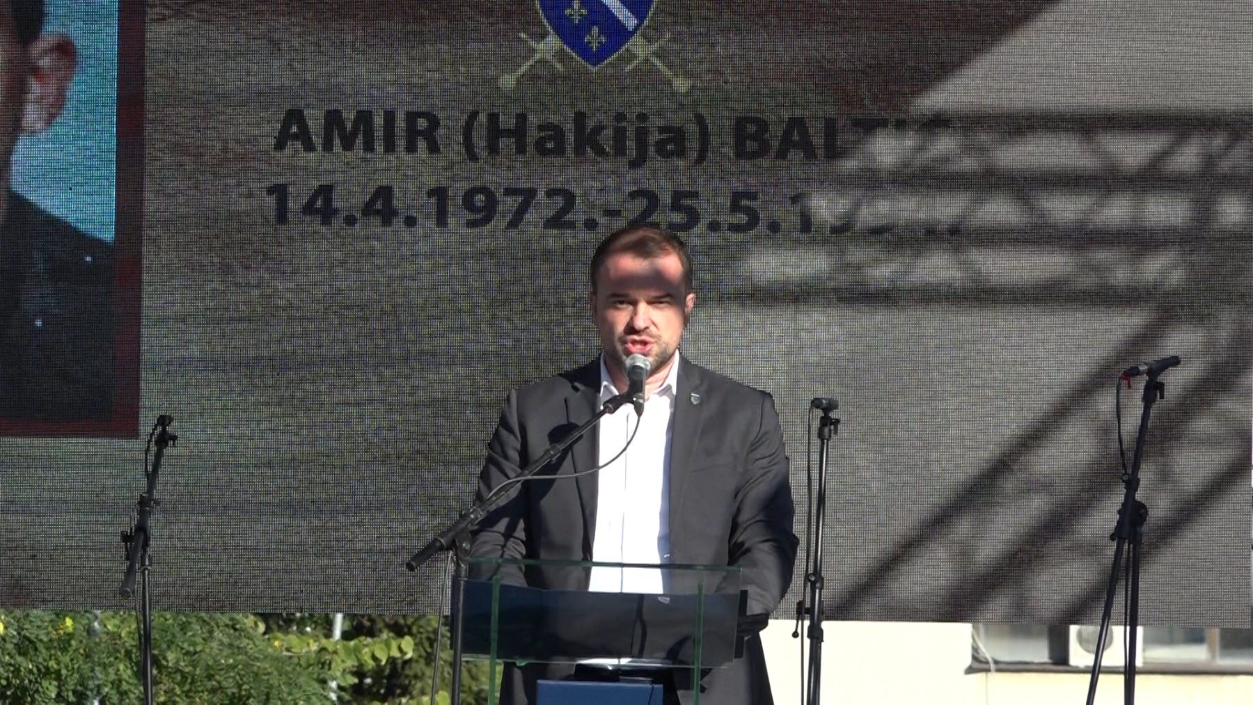 U Sanskom Mostu danas je obilježena 30. godišnjica oslobođenja ovog grada u odbrambeno-oslobodilačkom ratu. Na današnji dan, u okviru vojne operacije „Sana 95“, jedinice 5. i 7. korpusa Armije Republike Bosne i Hercegovine oslobodile su Sanski Most. Sanjani su se s ponosom prisjetili tog historijskog trenutka, a obilježavanju su prisustvovali ratni komandanti, veterani te predstavnici […]