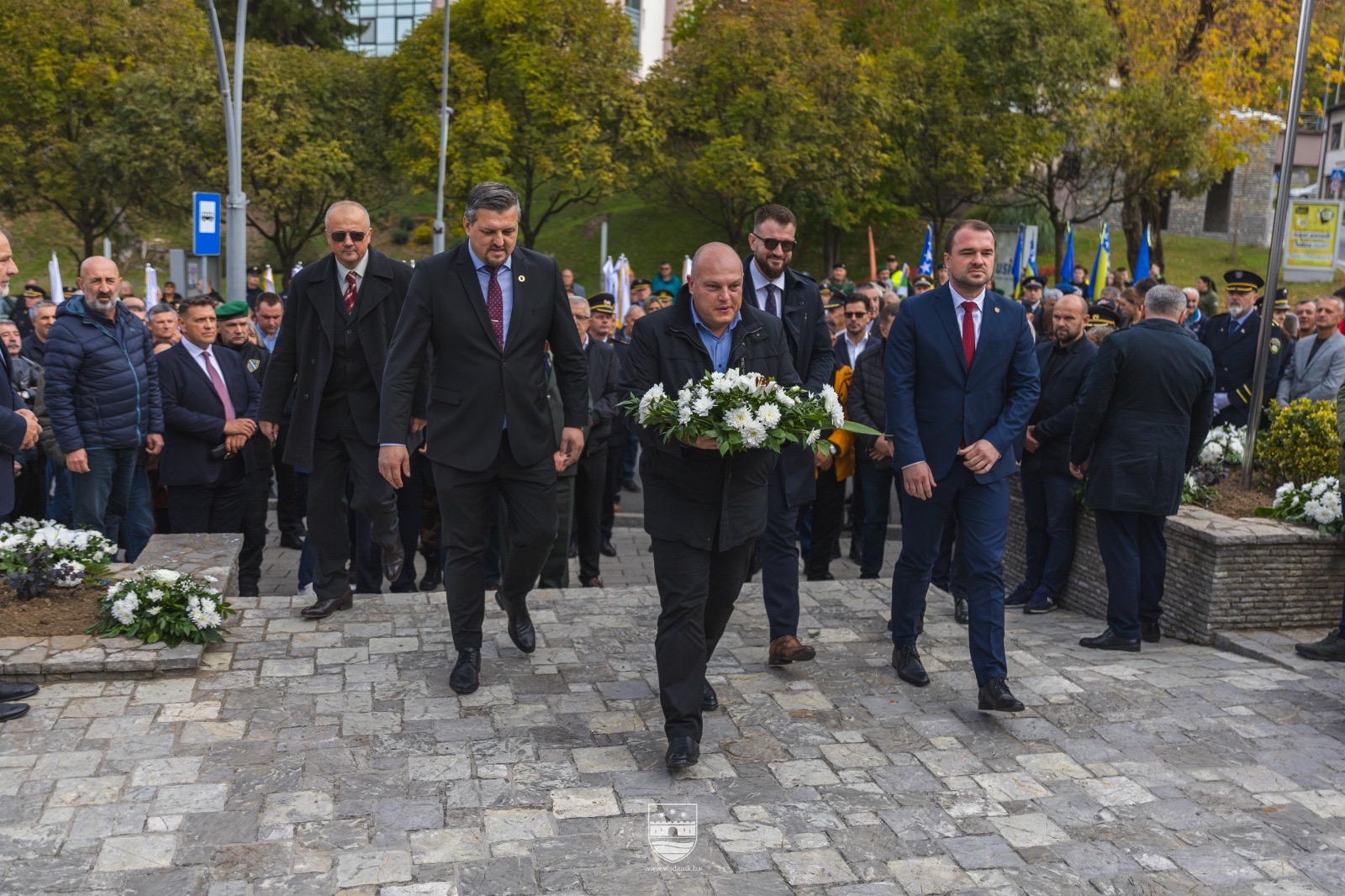 Danas je u Cazinu obilježen Dan formiranja legendarnog 𝟓. 𝐤𝐨𝐫𝐩𝐮𝐬𝐚 𝐀𝐫𝐦𝐢𝐣𝐞 𝐑𝐞𝐩𝐮𝐛𝐥𝐢𝐤𝐞 𝐁𝐨𝐬𝐧𝐞 𝐢 𝐇𝐞𝐫𝐜𝐞𝐠𝐨𝐯𝐢𝐧𝐞, uz prisustvo brojnih zvaničnika, veterana, članova porodica šehida i poginulih boraca, te građana Cazina i Unsko-sanskog kantona. Program je obuhvatio 𝐩𝐨𝐥𝐚𝐠𝐚𝐧𝐣𝐞 𝐜𝐯𝐢𝐣𝐞𝐜́𝐚 𝐧𝐚 𝐬𝐩𝐨𝐦𝐞𝐧 𝐨𝐛𝐢𝐥𝐣𝐞𝐳̌𝐣𝐮, 𝐬𝐯𝐞𝐜̌𝐚𝐧𝐢 𝐝𝐞𝐟𝐢𝐥𝐞 𝐢 𝐚𝐤𝐚𝐝𝐞𝐦𝐢𝐣𝐮, čime smo s ponosom odali počast hrabrim borcima 5. korpusa koji […]