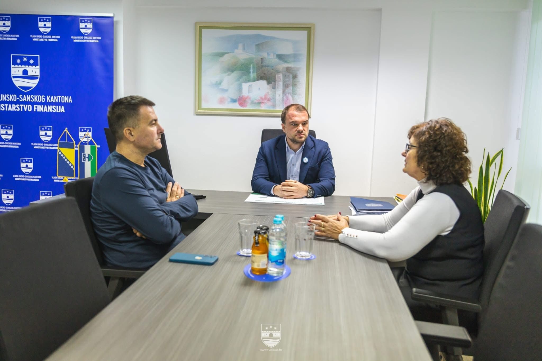 Danas je ministar finansija Unsko-sanskog kantona, 𝐃𝐚𝐧𝐤𝐨 𝐉𝐚𝐤𝐬̌𝐢𝐜́, primio predstavnike Udruženja djece i omladine oboljele od dijabetesa USK – predsjednicu 𝐑𝐮𝐛𝐢𝐣𝐮 𝐊𝐮𝐥𝐞𝐧𝐨𝐯𝐢𝐜́ i člana 𝐀𝐝𝐧𝐚𝐧𝐚 𝐎𝐬𝐦𝐚𝐧𝐨𝐯𝐢𝐜́𝐚. Tom prilikom, predstavnici Udruženja uručili su ministru 𝐙𝐚𝐡𝐯𝐚𝐥𝐧𝐢𝐜𝐮 𝐳𝐚 𝐩𝐨𝐝𝐫𝐬̌𝐤𝐮 𝐢 𝐩𝐨𝐦𝐨𝐜́ 𝐮 𝐫𝐚𝐝𝐮 𝐔𝐝𝐫𝐮𝐳̌𝐞𝐧𝐣𝐚, te razgovarali o značaju kontinuirane saradnje i podrške institucija u unapređenju položaja osoba oboljelih […]
