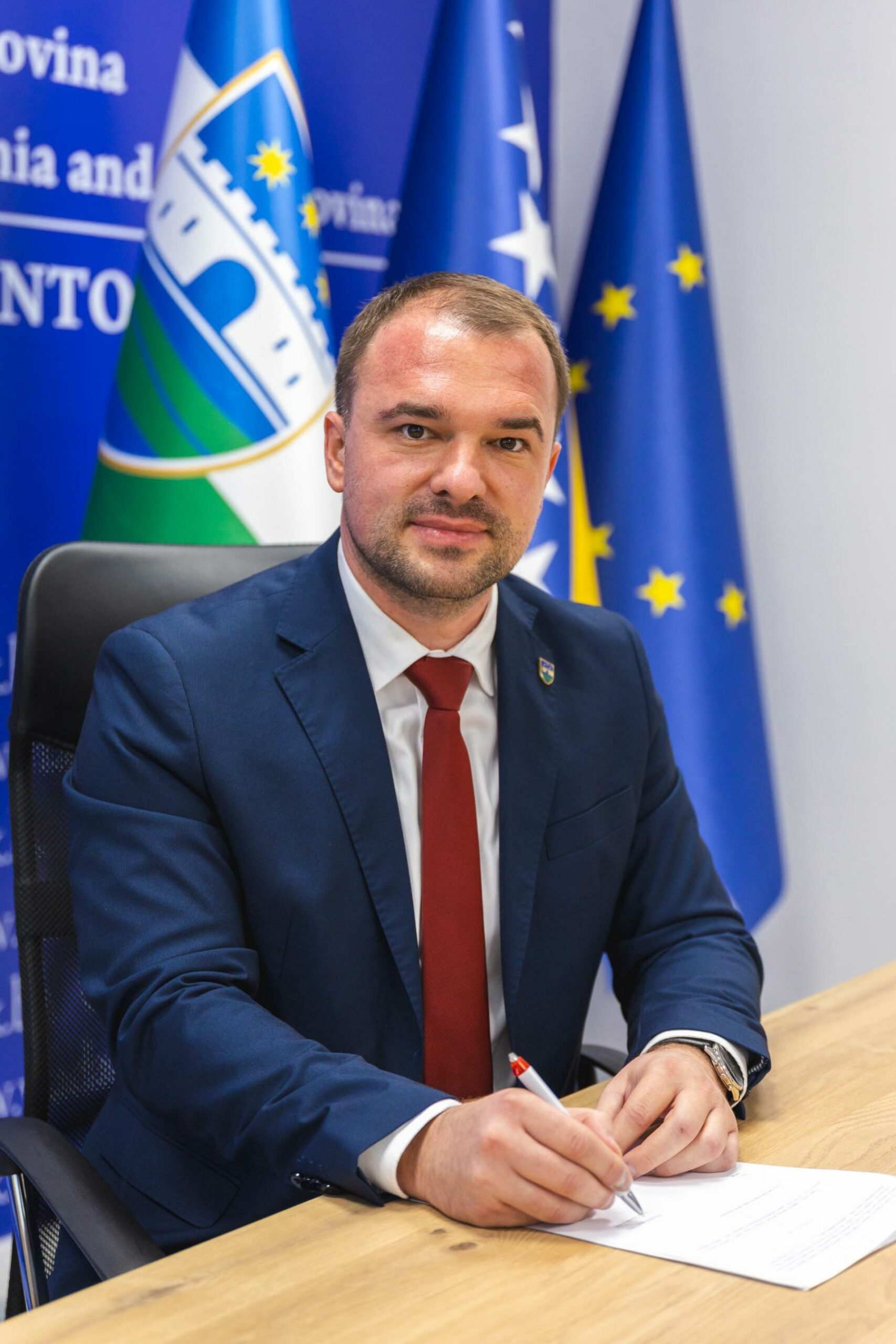 KRAJINA: Kako trenutno ocjenjujete izvršenje Budžeta Unsko-sanskog kantona? Da li su planirani prihodi i rashodi ostvareni prema očekivanjima? Jakšić: Izvršenje budžeta možemo ocijeniti vrlo stabilnim, odgovornim i iznad prosjeka prethodnih godina. Prihodi su ostvareni u procentu od oko 85%, što je odličan pokazatelj u odnosu na planirani budžet i potvrda da je fiskalna politika bila […]