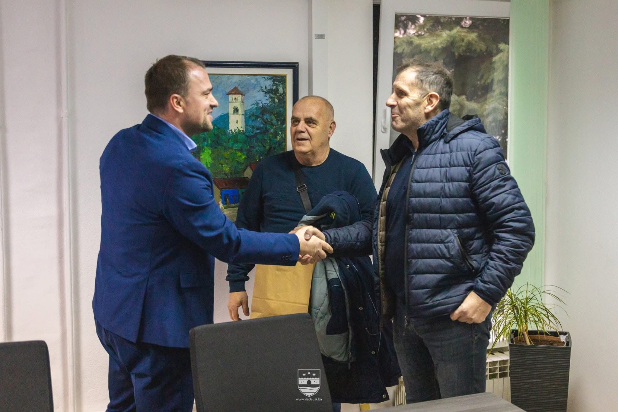 Ministar finansija Unsko-sanskog kantona Danko Jakšić primio je danas predstavnike Ženskog odbojkaškog kluba “Bihać”. Tokom sastanka razgovarano je o dosadašnjem radu kluba, ostvarenim sportskim rezultatima, izazovima sa kojima se susreću, kao i planovima za naredni period. Poseban akcenat stavljen je na značaj sistemske i kontinuirane podrške razvoju ženskog sporta, radu s mladim sportistkinjama i jačanju [&hellip;]