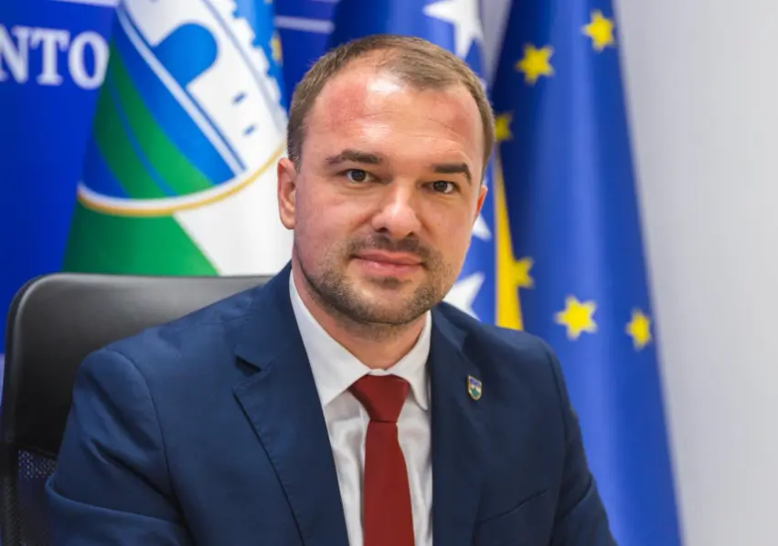 Danko Jakšić, ministar finansija u Vladi Unsko-sanskog kantona preuzeo je ovu dužnost 2023. godine. Petog decembra 2025., kada se navršavaju dvije godine od preuzimanja dužnosti Jakšić je, sukladno svom opredjeljenju za potpunu transparentnost i odgovornost prema građanima u upravljanju javnim finansijama, na uvid stavio rezime dvogodišnjeg rada. Tokom ove dvije godine provedena je najintenzivnija faza [&hellip;]