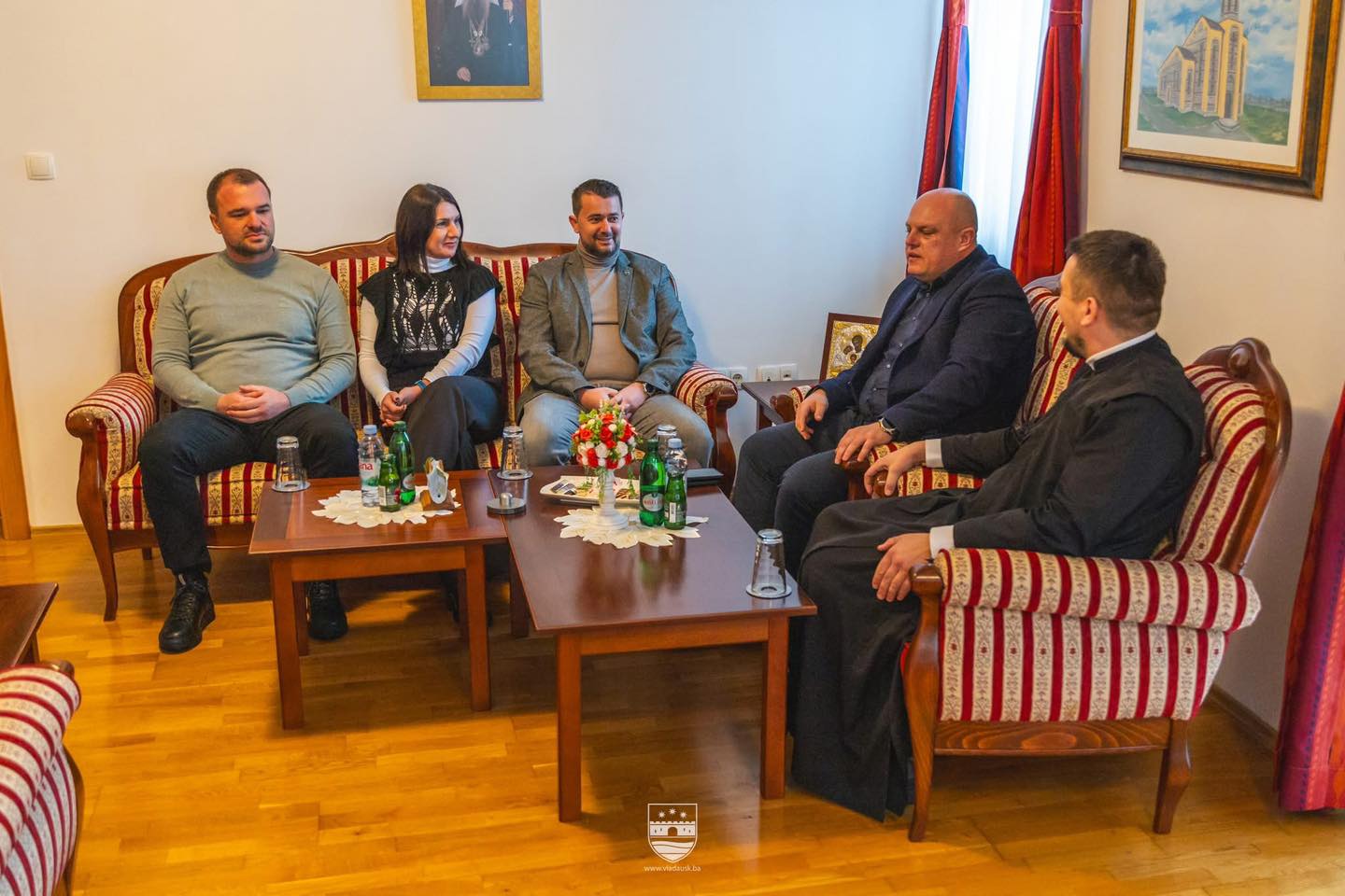 Delegacija Vlade Unsko-sanskog kantona posjetila je danas paroha bihaćkog Slavišu Milinovića povodom obilježavanja pravoslavnog Božića. Tokom posjete razmijenjene su čestitke povodom velikog praznika, a istaknuta je važnost međusobnog poštovanja, dijaloga i dobrih odnosa među ljudima različitih vjerskih uvjerenja u Unsko-sanskom kantonu. Ovakvi susreti potvrđuju opredijeljenost Vlade USK njegovanju zajedništva, tolerancije i suživota.