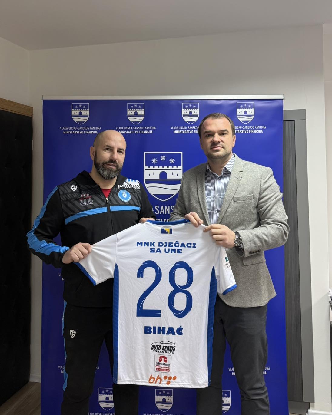 Ministar finansija Unsko-sanskog kantona Danko Jakšić primio je danas predstavnika MNK ” Dječaci sa Une “, Elvisa Pajića. Tom prilikom razgovarano je o radu kluba koji se takmiči u 𝐃𝐫𝐮𝐠𝐨𝐣 𝐟𝐮𝐭𝐬𝐚𝐥 𝐥𝐢𝐠𝐢 𝐅𝐞𝐝𝐞𝐫𝐚𝐜𝐢𝐣𝐞 𝐁𝐢𝐇, kao i o izazovima s kojima se susreću sportski kolektivi koji svojim djelovanjem promovišu zdrav način života i sportske vrijednosti među [&hellip;]