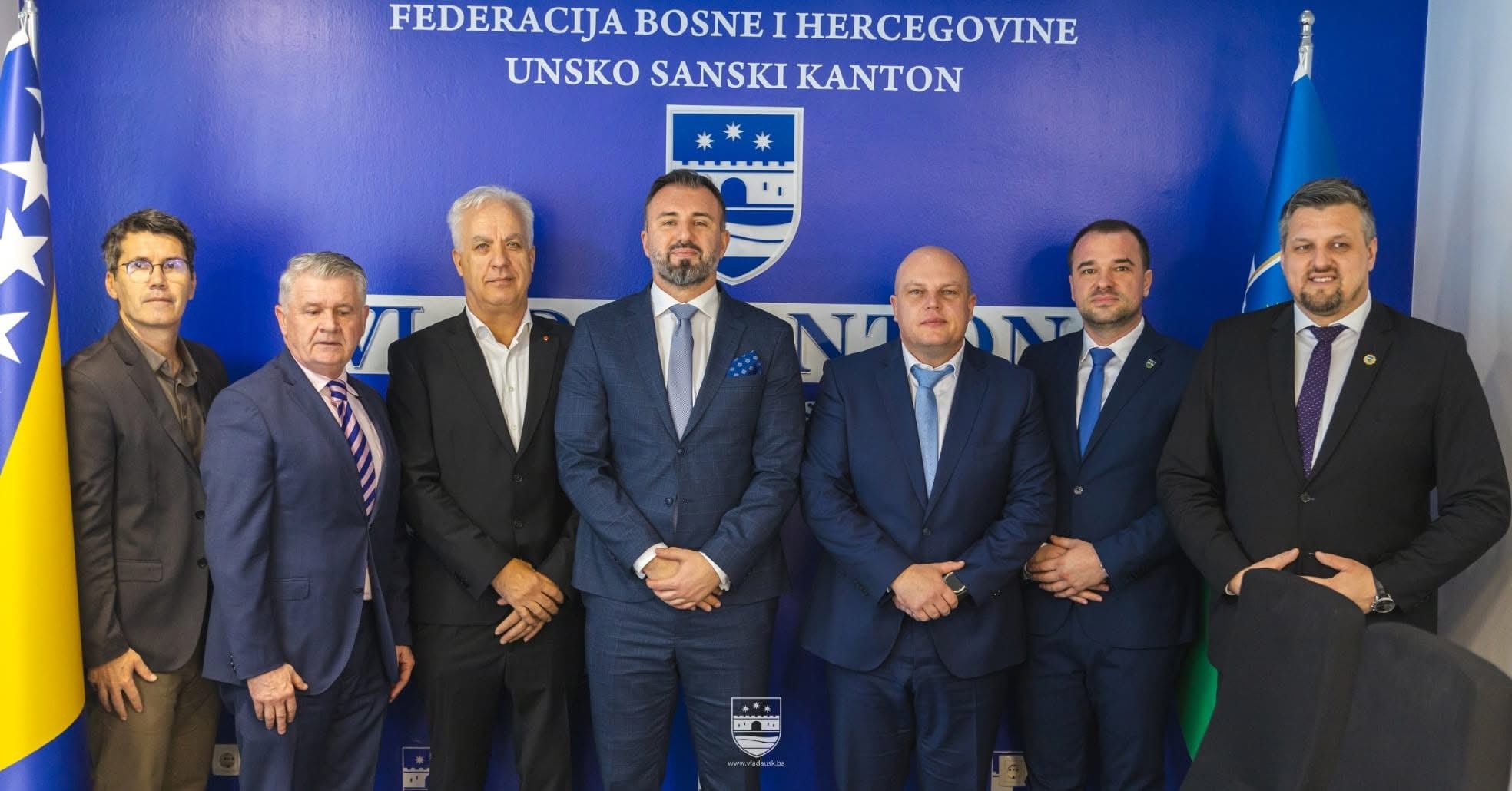 Danas je Unsko-sanski kanton posjetio Igor Stojanović, potpredsjednik Federacije Bosne i Hercegovine. Tokom sastanka sa potpredsjednikom Federacije BiH, ispred Unsko-sanskog kantona prisustvovali su premijer Mustafa Ružnić, ministri Danko Jakšić i Adnan Habibija, zastupnici u Skupštini USK Fatka Kulenović i Almin Hopovac, te zastupnik u Parlamentu Federacije BiH Razim Halkić. Na sastanku je razgovarano o ključnim [&hellip;]