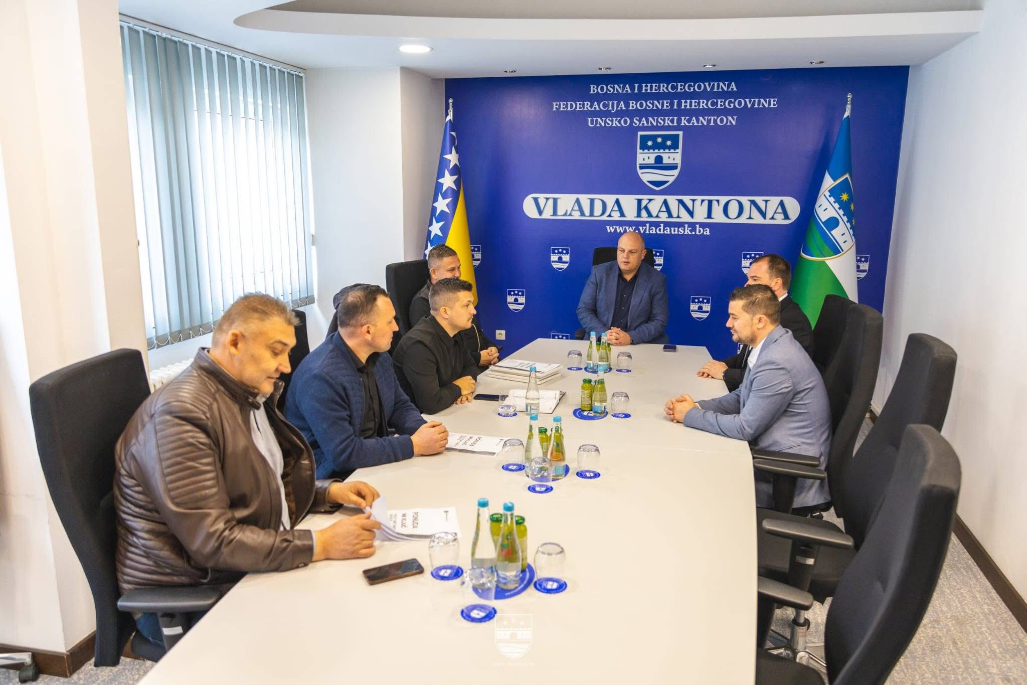 Predstavnici NK Ključ danas su boravili u zvaničnoj posjeti Vladi Unsko-sanskog kantona, gdje su ih primili premijer Mustafa Ružnić, ministar finansija Danko Jakšić i ministar obrazovanja, nauke, kulture i sporta Denis Osmankić. Tom prilikom predstavnici kluba uručili su zahvalnice članovima Vlade kao znak zahvalnosti za kontinuiranu podršku razvoju sporta i sportskih kolektiva. Sastanak je iskorišten [&hellip;]