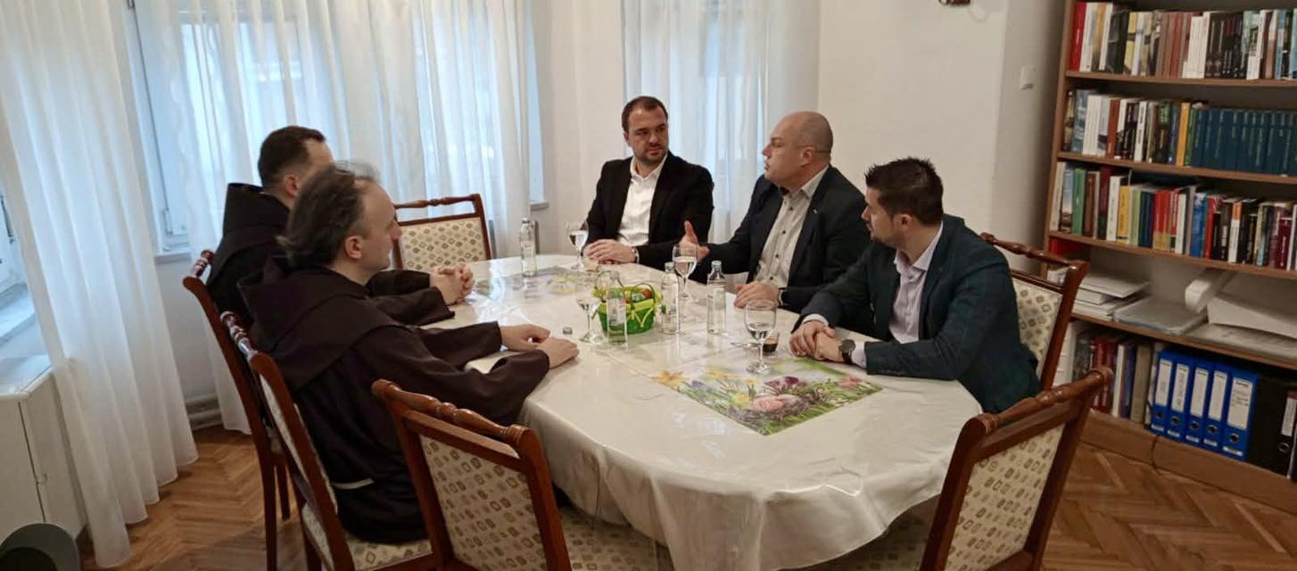 Uoči katoličkog Uskrsa, premijer Unsko-sanskog kantona Mustafa Ružnić, ministar finansija Danko Jakšić i ministar obrazovanja, nauke, kulture i sporta Denis Osmankić posjetili su fra Ivana Tučića, župnika bihaćke župe i fra Ivana Lovrića, župnog vikara. U ugodnom razgovoru istaknut je značaj međusobnog poštovanja, zajedništva i očuvanja univerzalnih vrijednosti koje povezuju sve građane. Ovakvi susreti potvrđuju [&hellip;]