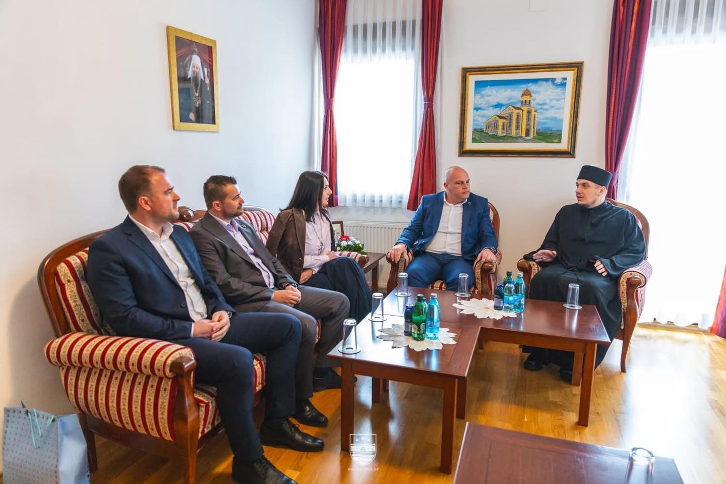 Premijer Unsko-sanskog kantona Mustafa Ružnić, zajedno sa ministrima Unsko-sanskog kantona Dankom Jakšićem, Denisom Osmankićem i Sanelom Zećirević, boravio je danas u prazničnoj posjeti bihaćkom parohu Slaviši Milinoviću. Tom prilikom upućene su iskrene čestitke povodom Uskrsa parohu Milinoviću, kao i svim vjernicima pravoslavne vjeroispovijesti, uz želje za mir, zdravlje i blagostanje.